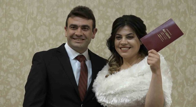 Depremzede çift, çifte bayram yaşıyor