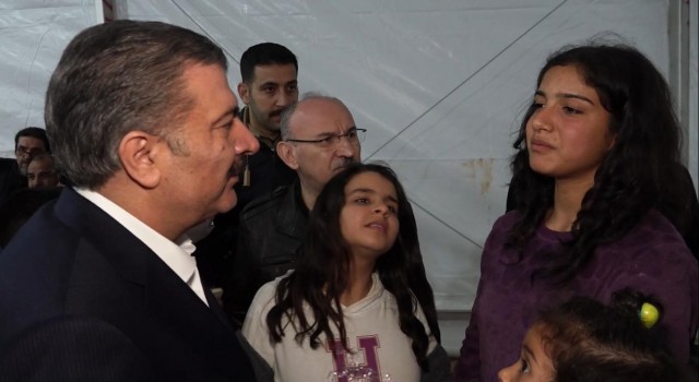 Depremzede çocuk Bakan Kocayı duygulandırdı