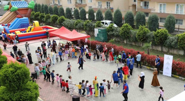 Depremzede çocuklar 23 Nisan etkinliğinde eğlendi