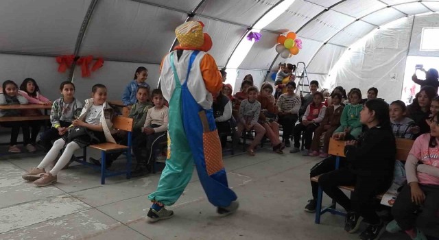Depremzede çocuklar tiyatro oyunu ile moral buluyor