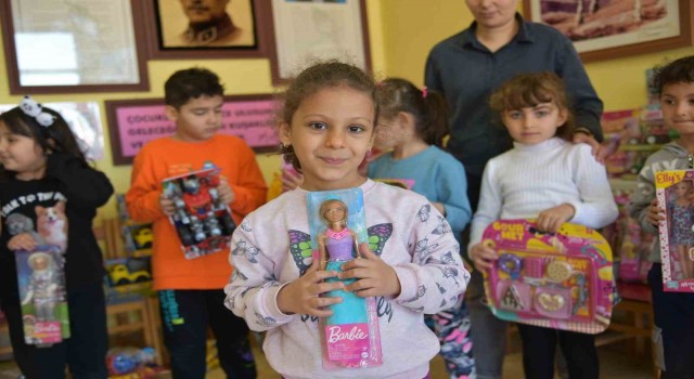 Depremzede çocuklara bayram hediyesi anaokulu öğrencilerinden
