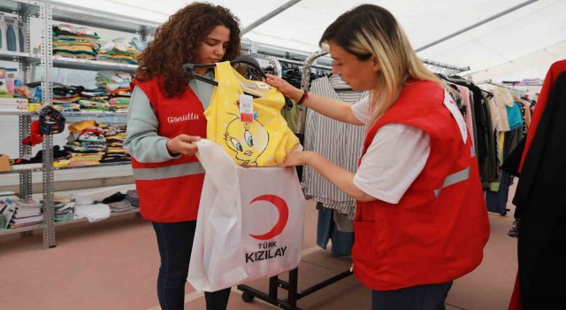 Depremzede çocukların bayramlıkları Kızılaydan