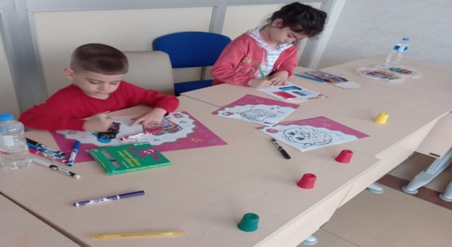 Depremzede çocukların yüzü destek ekipleri ile gülüyor