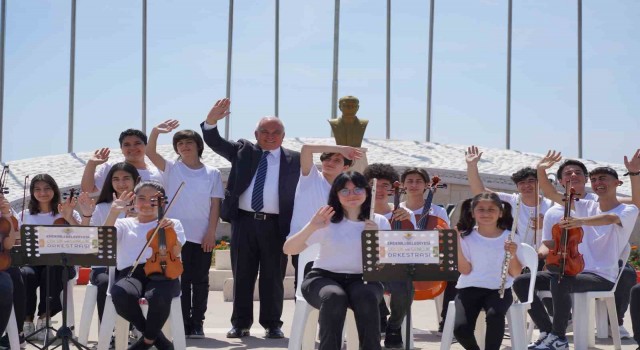 Depremzede öğrenciler, Bir Başkadır Benim Memleketim şarkısını seslendirdi