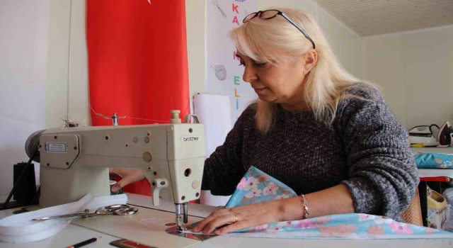 Depremzede terzi, depremzedelere ücretsiz hizmet veriyor