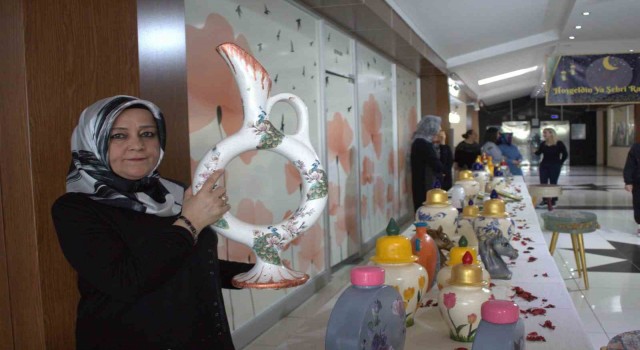 Depremzedeler el ürünlerini sergiledi