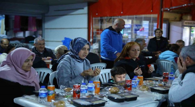 Depremzedeler iftar yemeğinde bir araya geldi