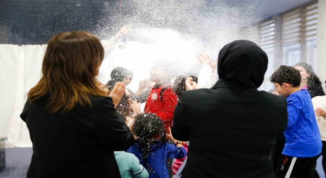 Depremzedelere yönelik seminer ve çocuk etkinlikleri düzenledi