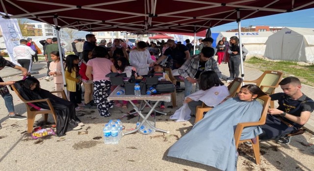 Depremzedelerin saç bakımları yapılıyor