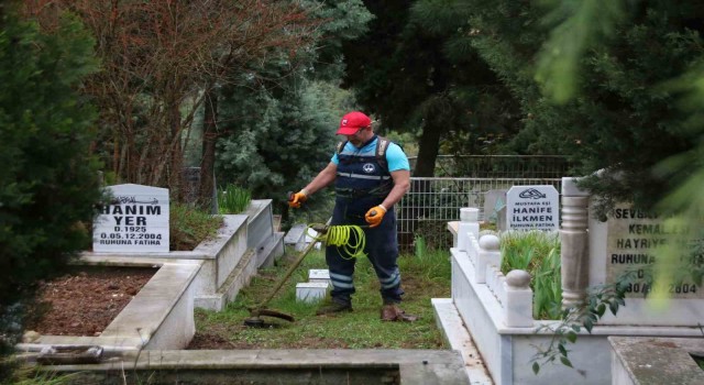 Derincede mezarlıklar bayram için temizleniyor