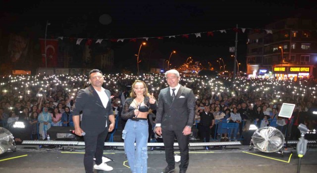 Derya Uluğ Marmariste 23 Nisan konseri verdi