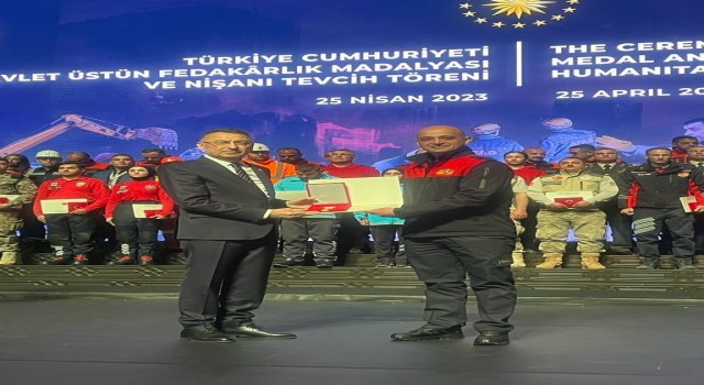 Devlet Üstün Fedakârlık Madalyasını Cumhurbaşkanı Yardımcısı Fuat Oktaydan aldı