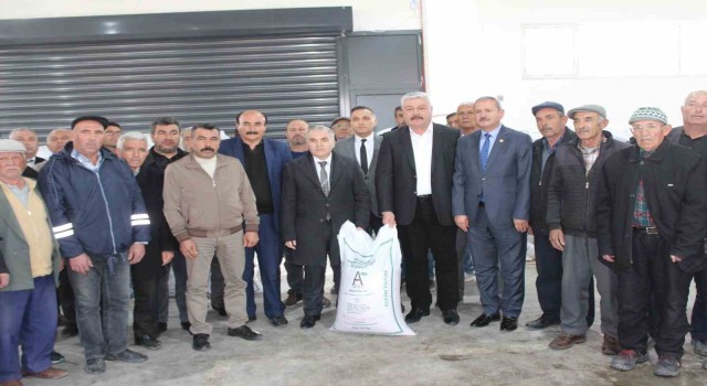 Dinarda çiftçilere yüzde 75 destekli nohut tohumu dağıtıldı