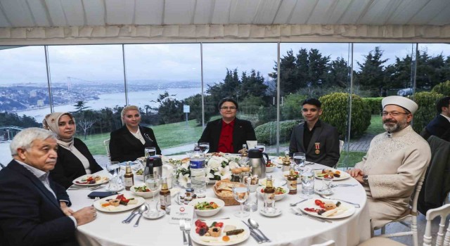 Diyanet İşleri Başkanı Erbaş, İstanbulda şehit yakınları ve gazilerle iftarda buluştu