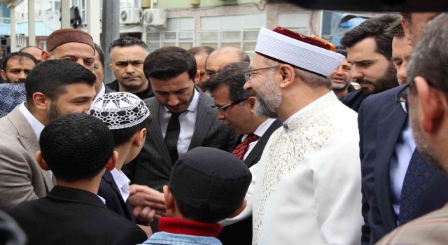 Diyanet İşleri Başkanı Erbaş, Roman vatandaşları umreye uğurladı