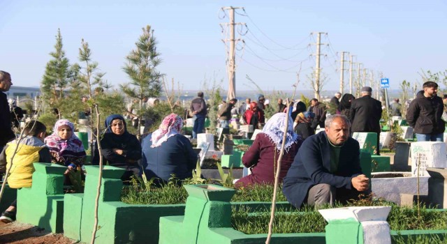 Diyarbakırda depremde hayatını kaybedenlerin yakınları bayram namazı sonrası mezarlarına ziyarette bulundu