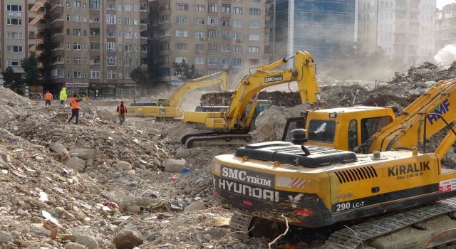 Diyarbakırda enkaz kaldırma çalışmaları devam ediyor