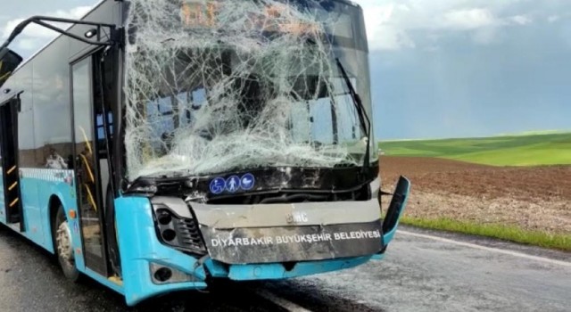 Diyarbakırda meydana gelen iki ayrı trafik kazasında 7 kişi yaralandı