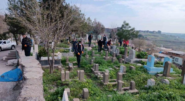 Diyarbakırda mezarlıklara yabani ot ilaçlaması