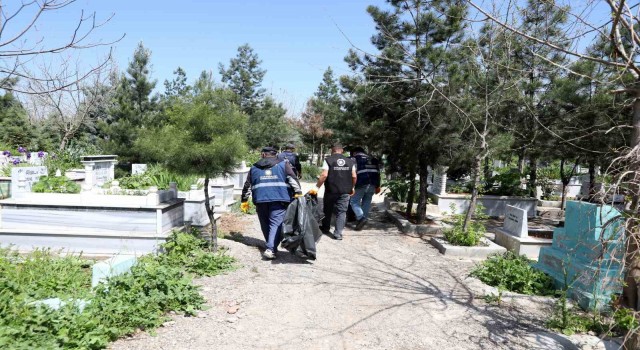 Diyarbakırda mezarlıklarda bayram temizliği