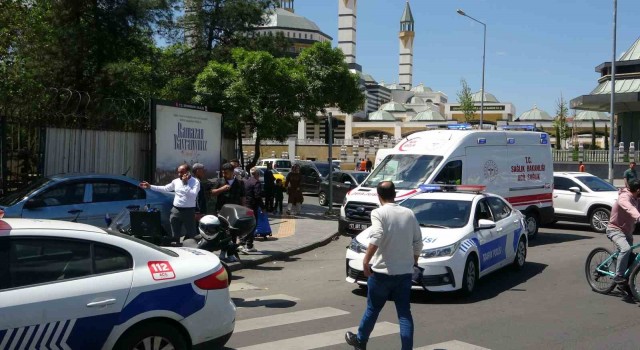 Diyarbakırda otomobiller kavşakta çarpıştı: 2 yaralı