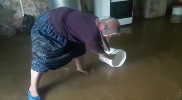 Diyarbakırda yağış nedeniyle 3 evi su bastı