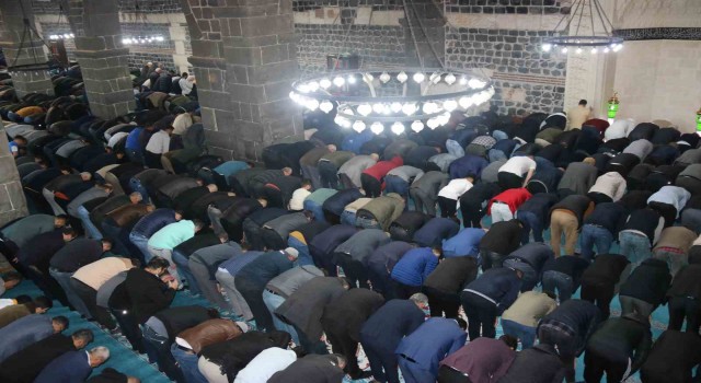 Diyarbakırda yüzlerce vatandaş bayram namazı için tarihi Ulu Camiye akın etti