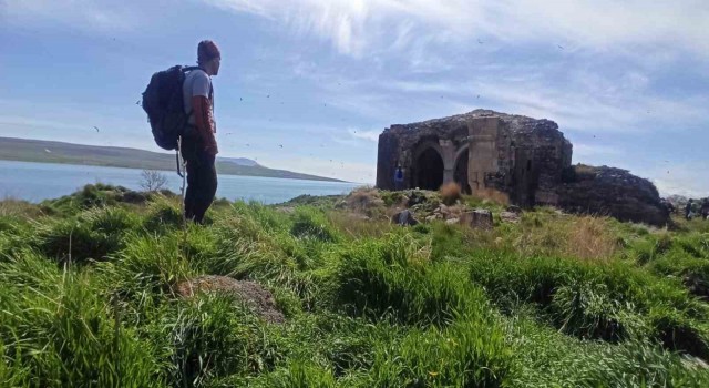 Doğaseverler Van Gölünün en büyük adasını gezdi