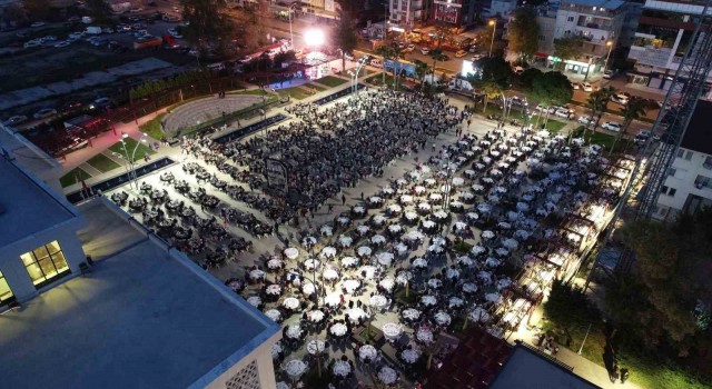 Döşemealtı Kent Meydanında 5 bin kişi aynı anda iftar açtı