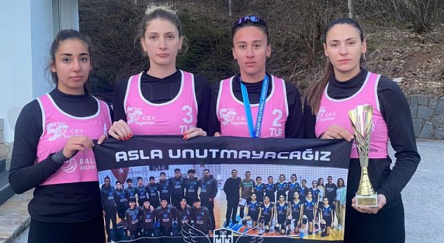 DPÜ SBF Akademisyenin yer aldığı Kadın Milli Kar Voleybolu Takımı Balkan Şampiyonu