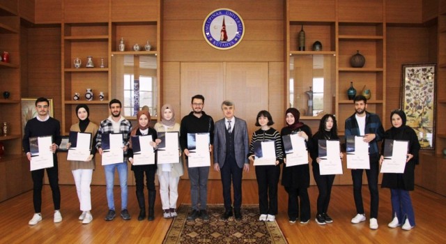DPÜde depremzedelerle ilgili çalışmalarında görev alan öğrencilere teşekkür belgesi