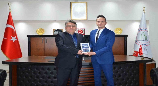 Dr. Çetin, kitabının ikinci baskısını ZBEÜ Rektörü Özölçere takdim etti