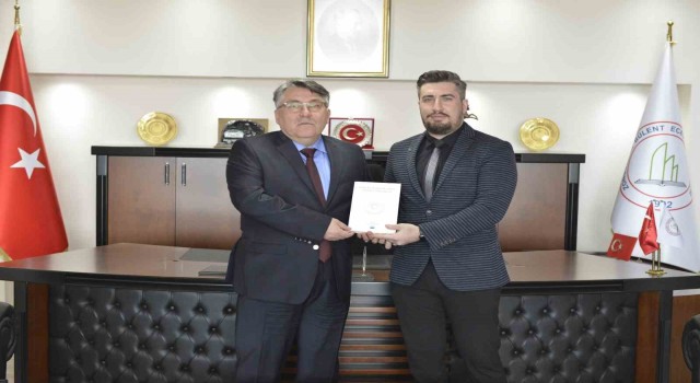 Dr. Gümüş, Yeni Yayınlanan Kitabını ZBEÜ Rektörü Özölçere takdim etti