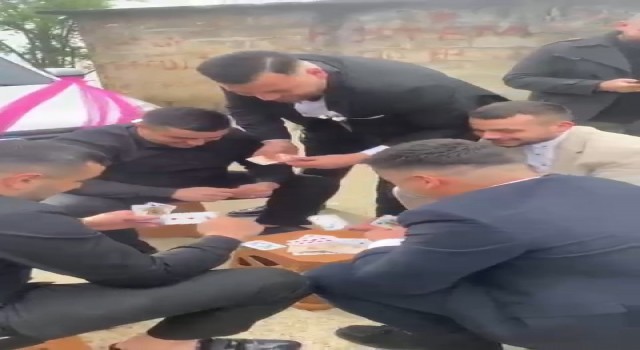 Düğün konvoyunun önünü kestiler, iskambil oynayıp bahşiş aldılar