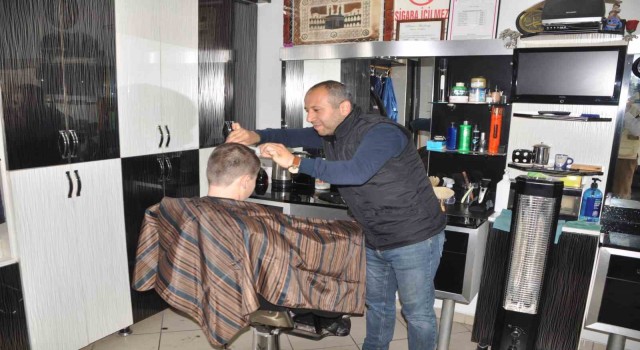 Dükkanındaki bir koltuğu depremzede berbere ayırdı