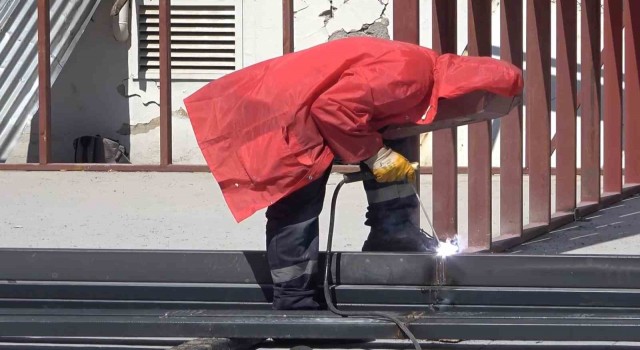 Dünyanın en saçma binasının yerine çelikten çarşı kuruluyor: Depremzede esnafın hizmetine sunulacak
