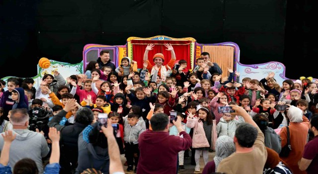 Dünyanın Eski Zamanlarında oyunu çocuklar için sahnelendi