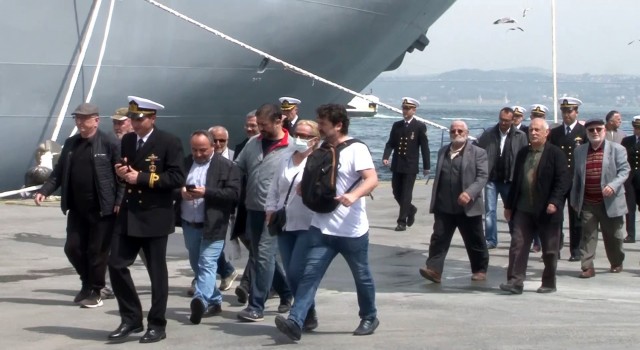 Dünyanın ilk SİHA gemisi TCG Anadolu vatandaşların akınına uğradı