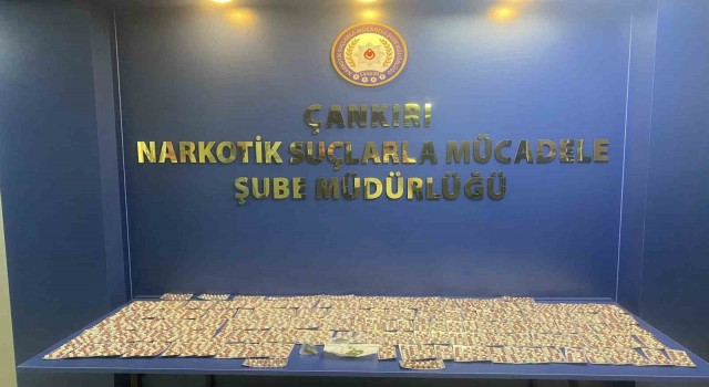 Durdurulan araçta 2 bin 505 adet sentetik ecza hapı ele geçirildi: 2 gözaltı