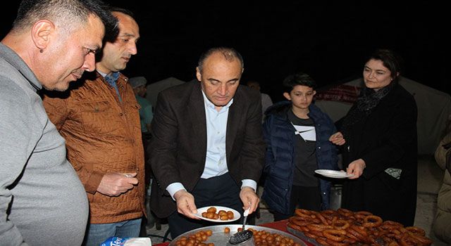 Düziçi Kaymakamı Turgay İlhan, çadır kentte lokma dağıttı