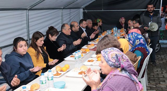 Düziçi Kaymakamı Turgay İlhan ve eşi, çadır kentte iftara katıldı