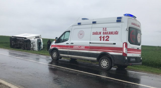 Edirnede ekmek yüklü kamyonet devrildi: Sürücü ve kardeşi araç camını kırarak çıkabildi