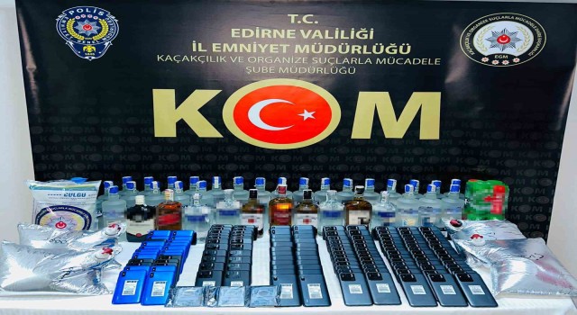 Edirnede kaçak ürünleri vücutlarına saran şüpheliler yakayı ele verdi