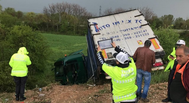 Edirnede kayganlaşan yolda tır tarlaya uçtu: 1 yaralı