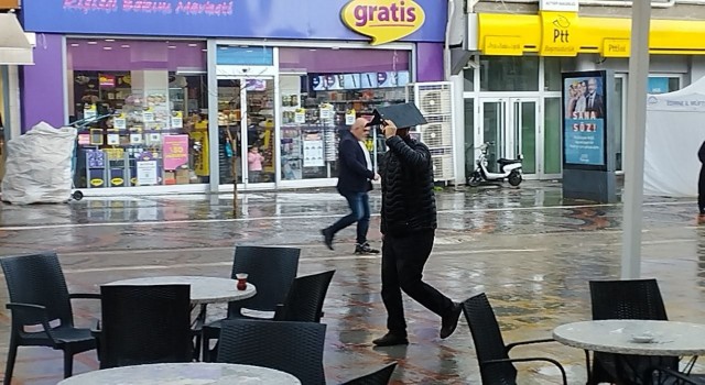 Edirnede sağanak yağış ve dolu etkili oldu