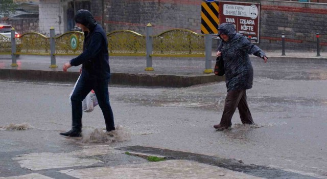 Edirnede sağanak yağış zor anlar yaşattı