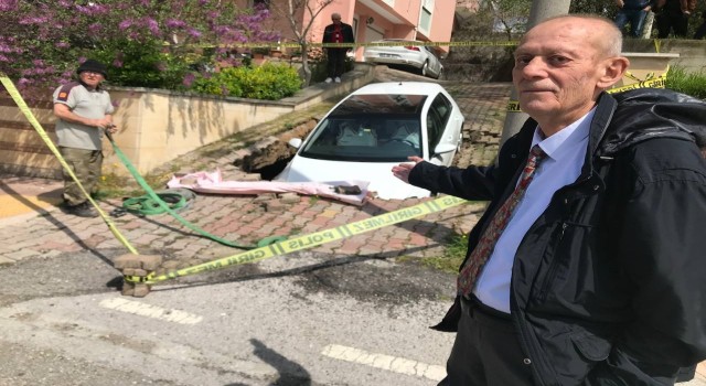 Edirnede yol çöktü, otomobil oluşan çukura düştü