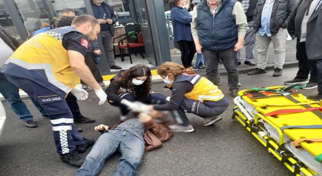 Edremitte minibüsün altında kalan dalgın adamın kaza anı kamerada