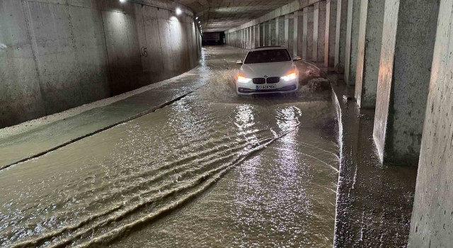 Elazığa şiddetli yağış: Rögarlar taştı, alt geçitleri su bastı