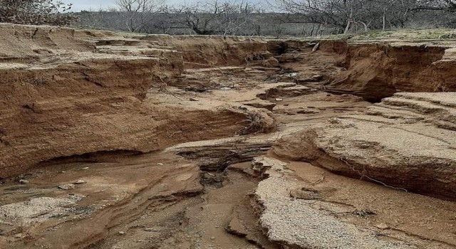 Elazığda aşırı yağışlar sonrası köy yolu yarıldı